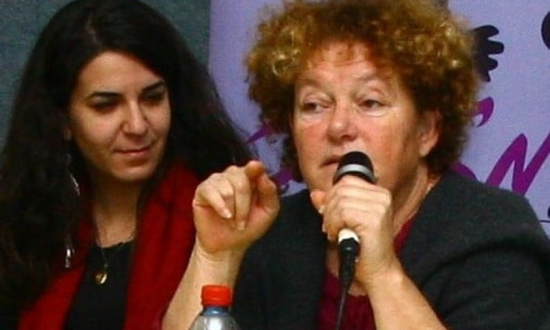 מה עושה זמרת חוזרת בתשובה שרוצה להמשיך להופיע?