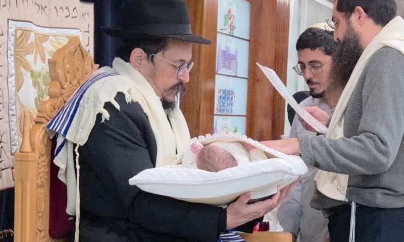 ברית מילה מרגשת לתינוק לאם יהודייה שעזבה אב גוי