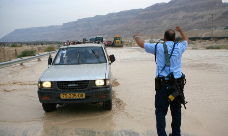 בשל הצפות: כביש 90 נחסם לתנועה לכל הכיוונים