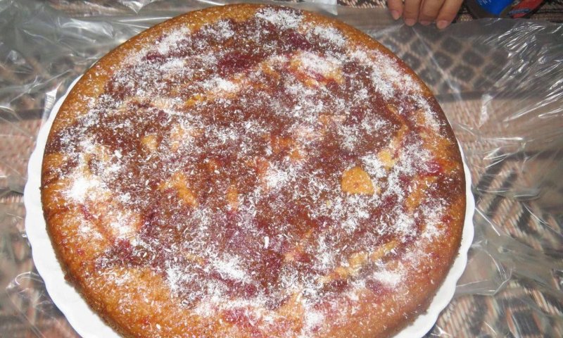 רעב בעזה? מחבלי חמאס מתענגים על בשר טרי ועוגה. צפו