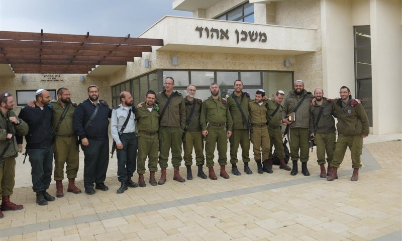 הרב רונצקי: "רב צבאי צריך להיות מוכן כל הזמן עם האפוד והנשק"