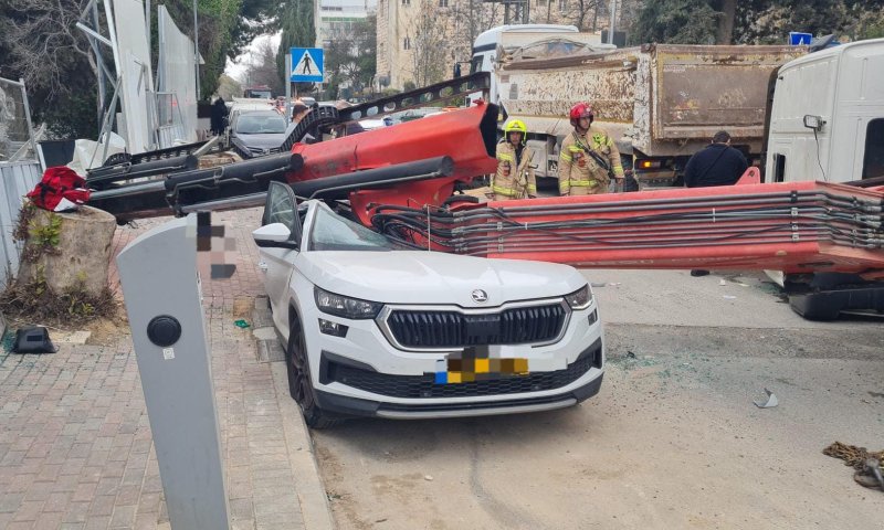 תקרית חריגה בירושלים: בת 70 נפגעה קשה ממשאית מנוף שהתהפכה