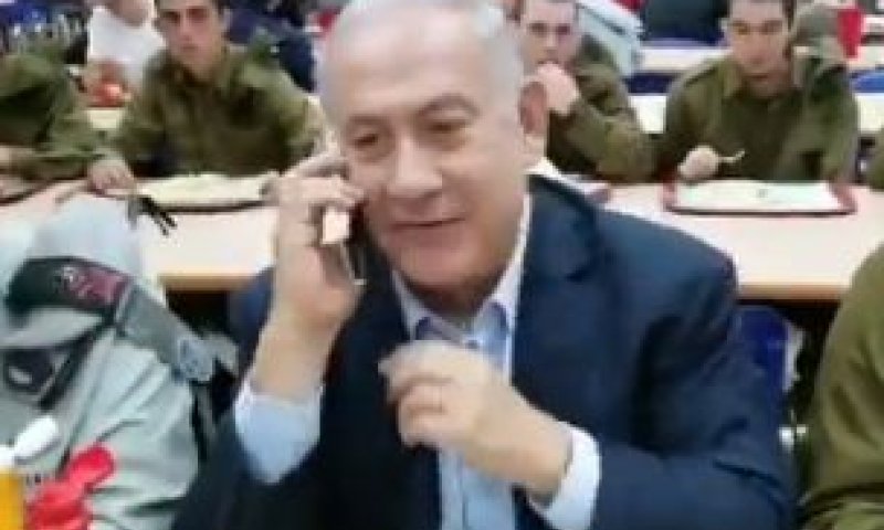 צפו: נתניהו ב'שיחה בהפתעה' לאמא של חייל