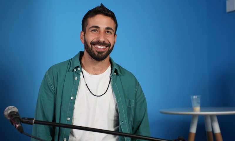 צפו: אביחי הולנדר מבצע את "יומולדת" | לייב בדסק