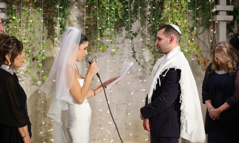 מזל טוב: כתבת חדשות 13 התחתנה. צפו בתיעוד