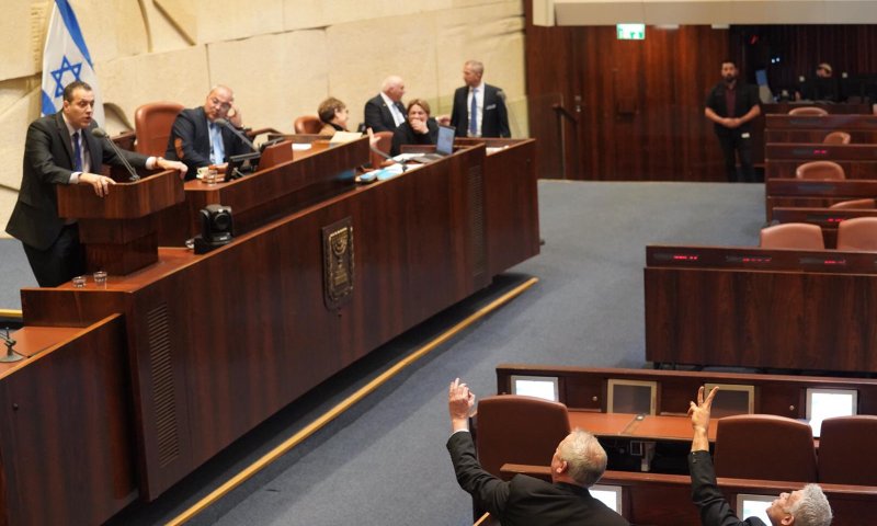 מהומה בדיון החסינות: מיקי זוהר נגד יאיר לפיד &bull; צפו