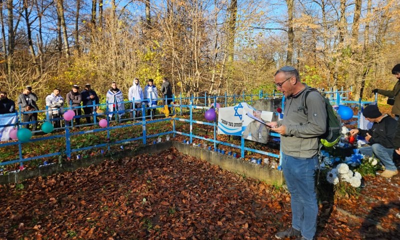 עפר מחומש על קברי הילדים: רגע מצמרר במסע לפולין