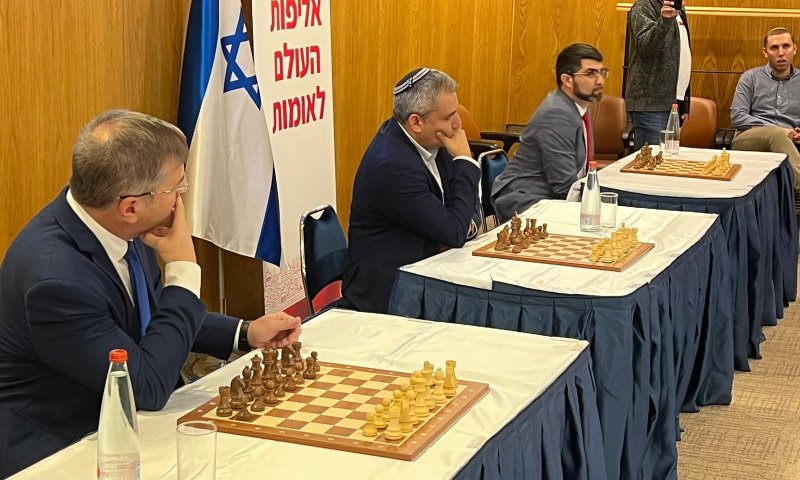 חברי הכנסת בהומאז' לתמונה של מסי ורונאלדו