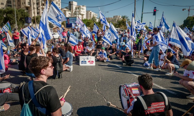 כתב ערוץ 14 הותקף על ידי מפגינים בתל אביב