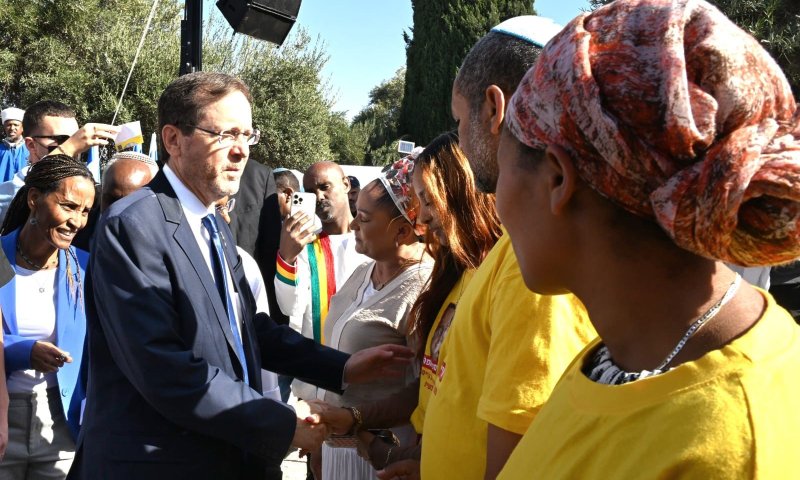 בטקס לחג הסיגד: הרצוג נפגש עם משפחתה של היימנוט קסאו | צפו