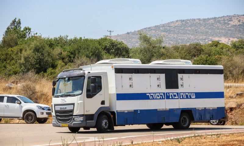 חשד: סוהר מאופקים העביר טלפונים לאסיר ביטחוני