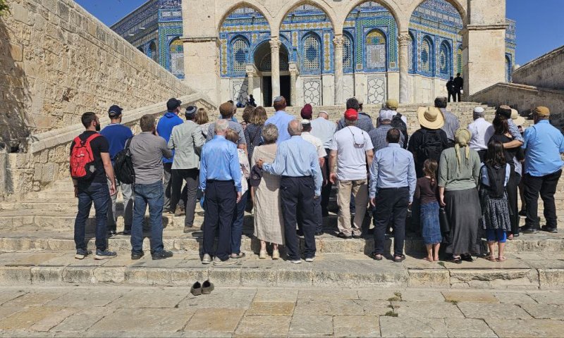 אירוע מיוחד בהר הבית: עשרות התפללו לזכרון צ'ארלי קירק