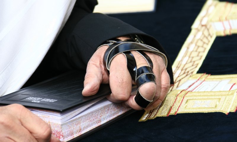 שו"ת: אברך מכר רצועות תפילין פסולות, מה דינו?