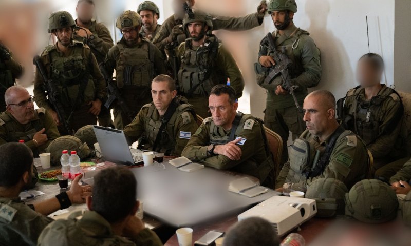 צפו: הרמטכ"ל הגיע לאיזור הקרבות בעזה