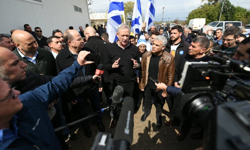 גנץ: "הליכוד צולל בסקרים וממציא עלינו סיפורים"