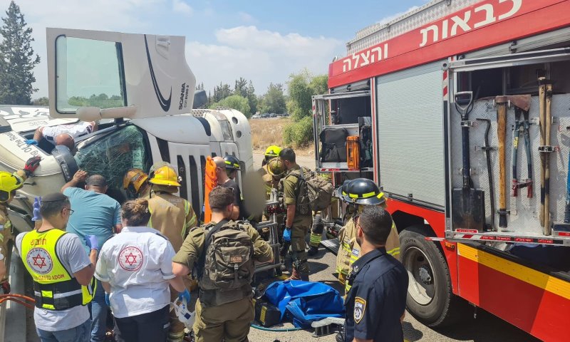 מערבל בטון התהפך &ndash; שתי ילדות נפצעו