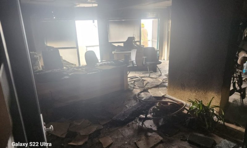 נזק כבד למקום: חשד להצתה בבניין עיריית צפת