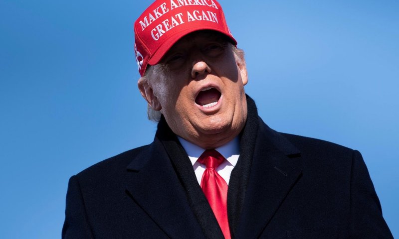 "טראמפ רותח מזעם וצועק על כולם מסביבו"