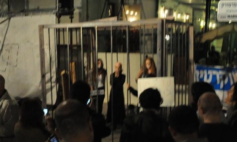 חילונים כלאו נשים בכלוב במחאה נגד הדרת נשים