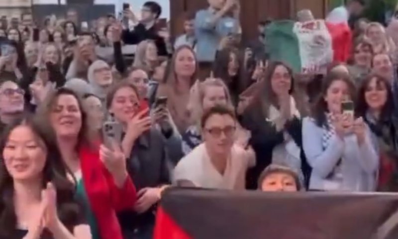 מחליא: מאות הולנדים מחייכים וחוגגים את הלינץ'