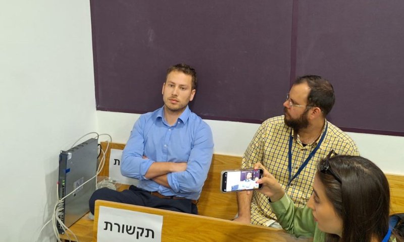 יושב בפינה: בנו של נתניהו הגיע לתמוך בו בעדותו