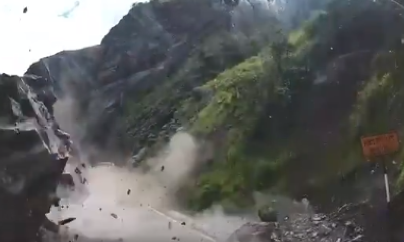 תיעוד נדיר מפרו: מפולת סלעים מחצה משאיות