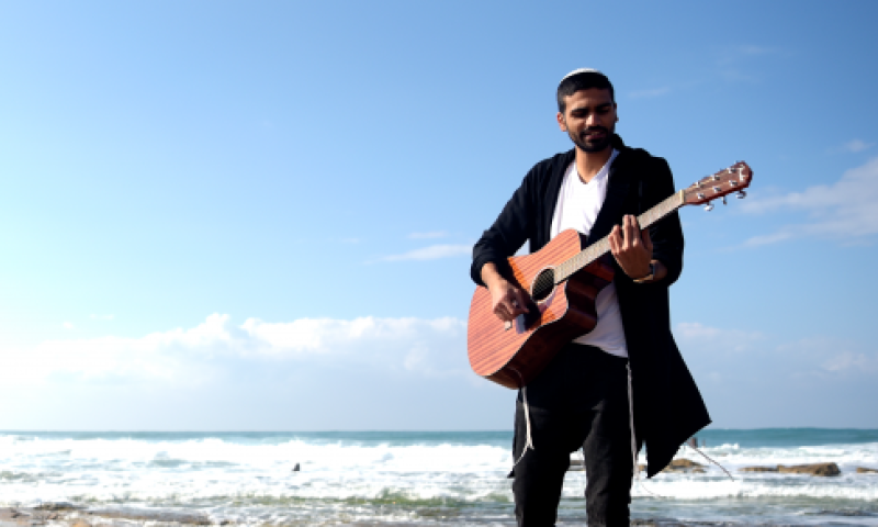 "התחלתי לכתוב את הסינגל בבית, וסיימתי בסוף העולם"