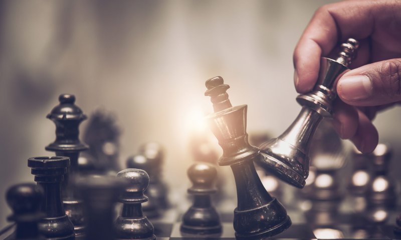 "נובלת שחמט": המתרחש על הלוח ובעיקר סביבו