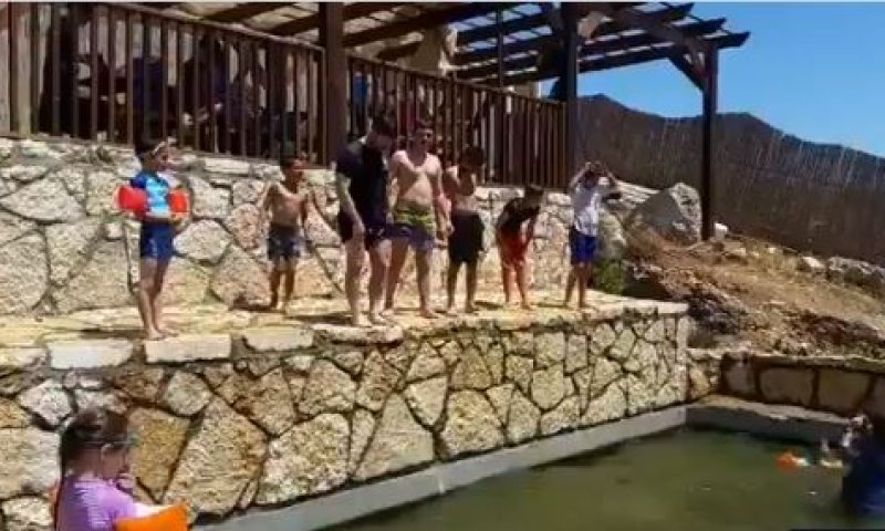 צפו: השר בצלאל סמוטריץ' נדחף לבריכה