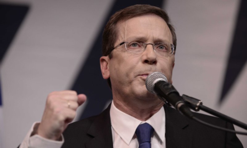 הרצוג יוצא להגנת נתניהו: 'יושב בבוסטון ומחלק ציונים'