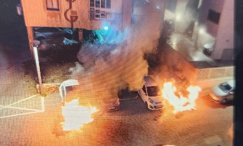 חשד להצתה בהרצליה: 4 רכבים הועלו באש