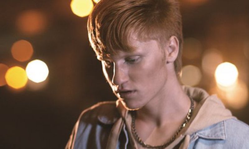 אור עמרמי ברוקמן בביצוע לשיר "לב מוזהב מדי"