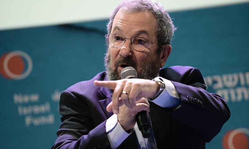 אהוד ברק נגד לפיד וגנץ: לא מבינים באיזה עולם הם חיים