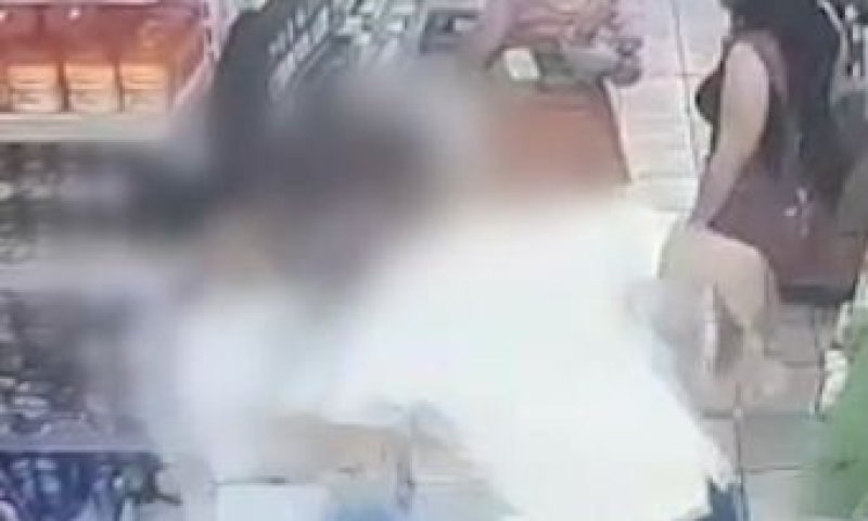 תיעוד קשה: אלימות קשה בסופר בגלל עגלת קניות.צפו