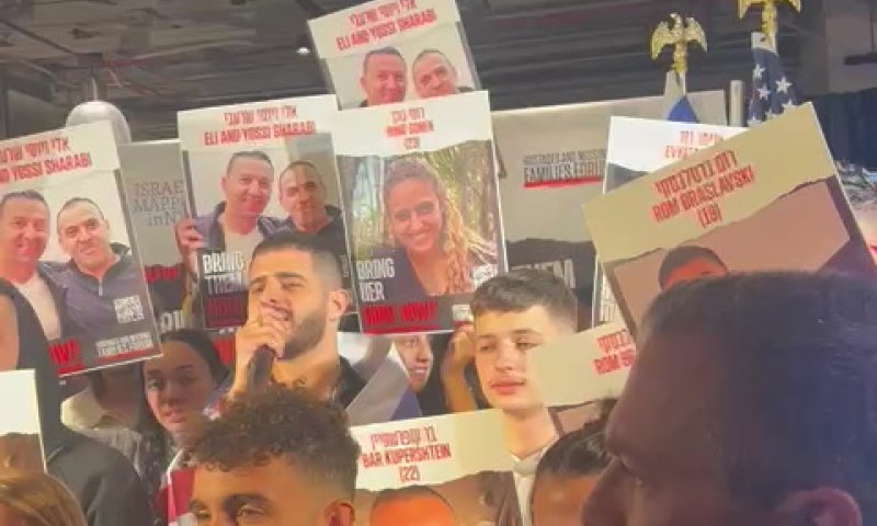 לצד משפחות החטופים: עדן חסון בשירת "התקווה" בניו יורק