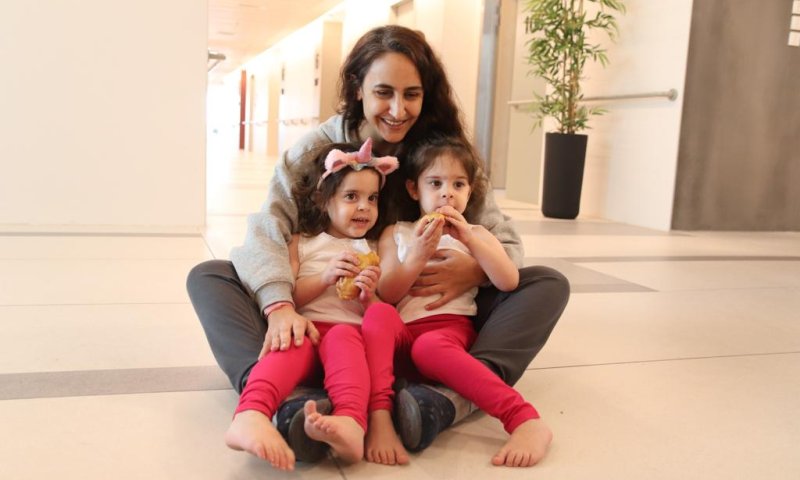 מרגש: התאומות ששוחררו מהשבי נפגשו עם אמן