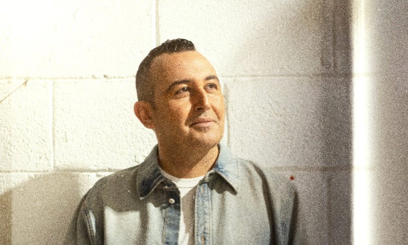 הפייטן בנג'מין בוזגלו חושף את ליבו בסינגל 'בעל ניסיון'