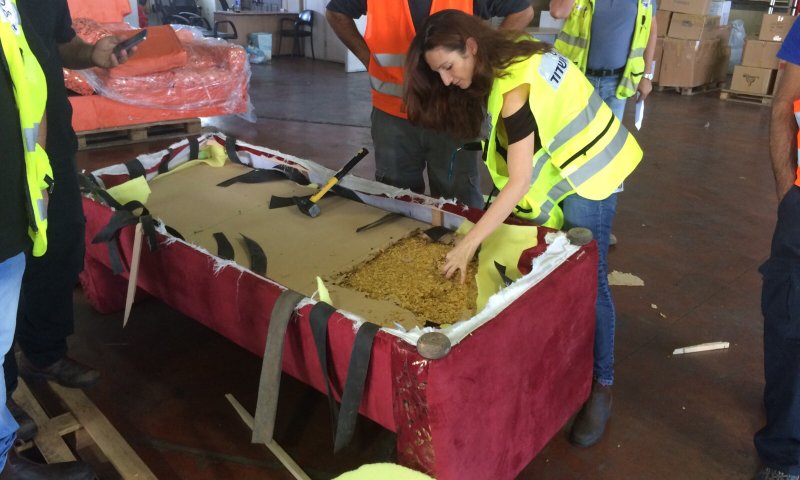 פלסטיני ניסה להבריח ששה טון טבק בתוך ספות