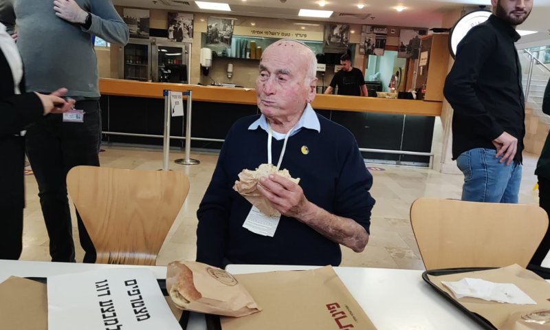 מבצע דוגו הגיע לכנסת: אוכלים פלאפל כניצחון על הנאצים