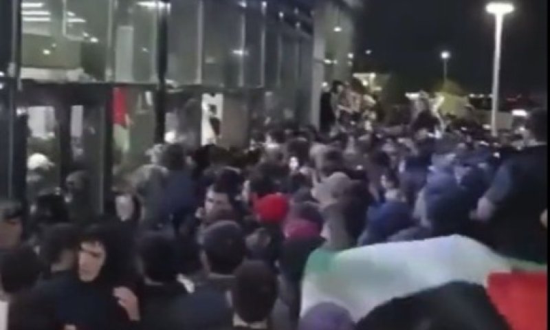 ישראלים ויהודים עדיין נצורים בשדה התעופה בדגסטאן