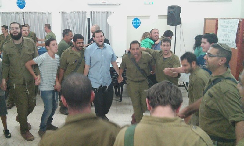 חיילים ומתנחלים רוקדים ברייקדאנס בשומרון