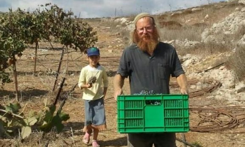 חבריו של המורחק בעז אלברט נרתמים לעזרתו