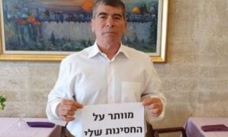 בעקבות דבריו &bull; מתקפה על גבי אשכנזי: 'הונה במליונים'