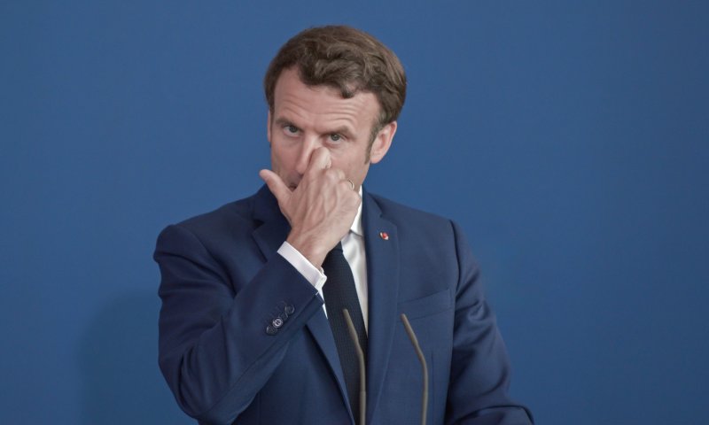 צרפת נכנסת לשיתוק: ראש הממשלה הגיש את התפטרותו