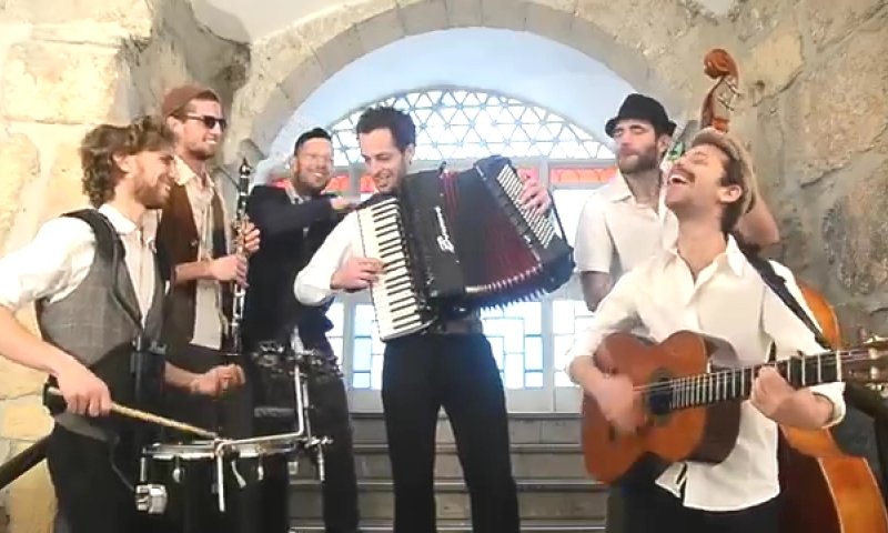 גוטה גוטה: נכנס יין, יצא ניגון ריקוד חב"ד. צפו