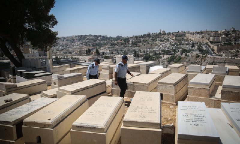 עלתה לקבר חמותה וגילתה מצבה של מישהו אחר