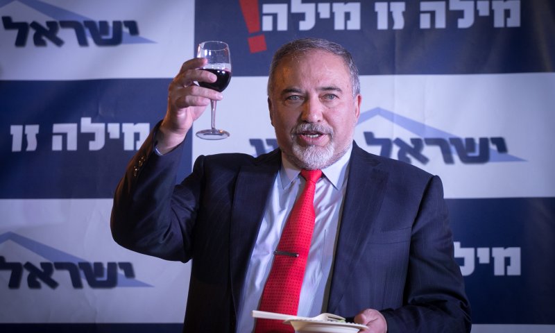 סוף להקפאה: ליברמן מאשר אלפי יח"ד ביו"ש