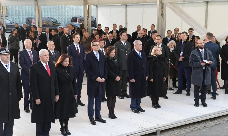 צפו: נתניהו וסגן נשיא ארה"ב באנדרטה לגטו ורשה