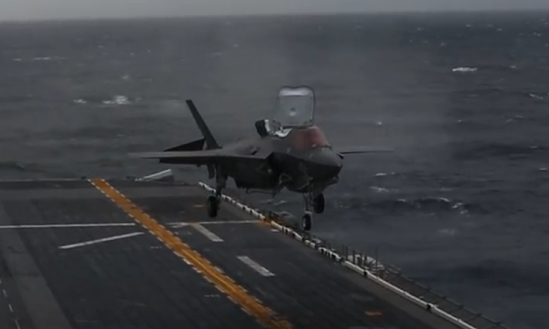 כמו מסוק &bull; מדהים: ה-F35b מבצע נחיתה אנכית. צפו
