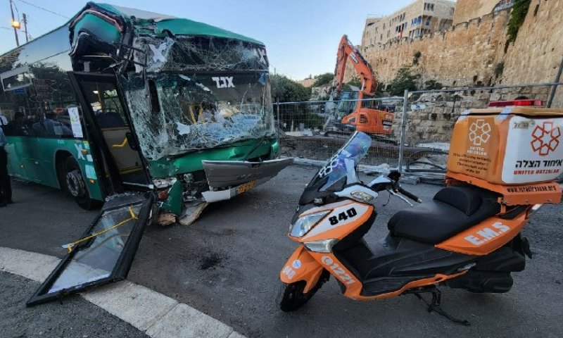 ירושלים: אוטובוס התנגש בבטונדה, 14 פצועים במקום
